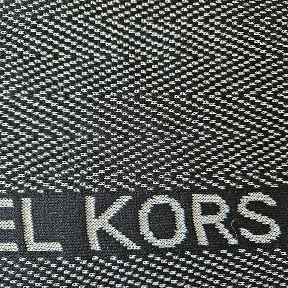 Michael kors scarf and hat - Picture 4 of 8